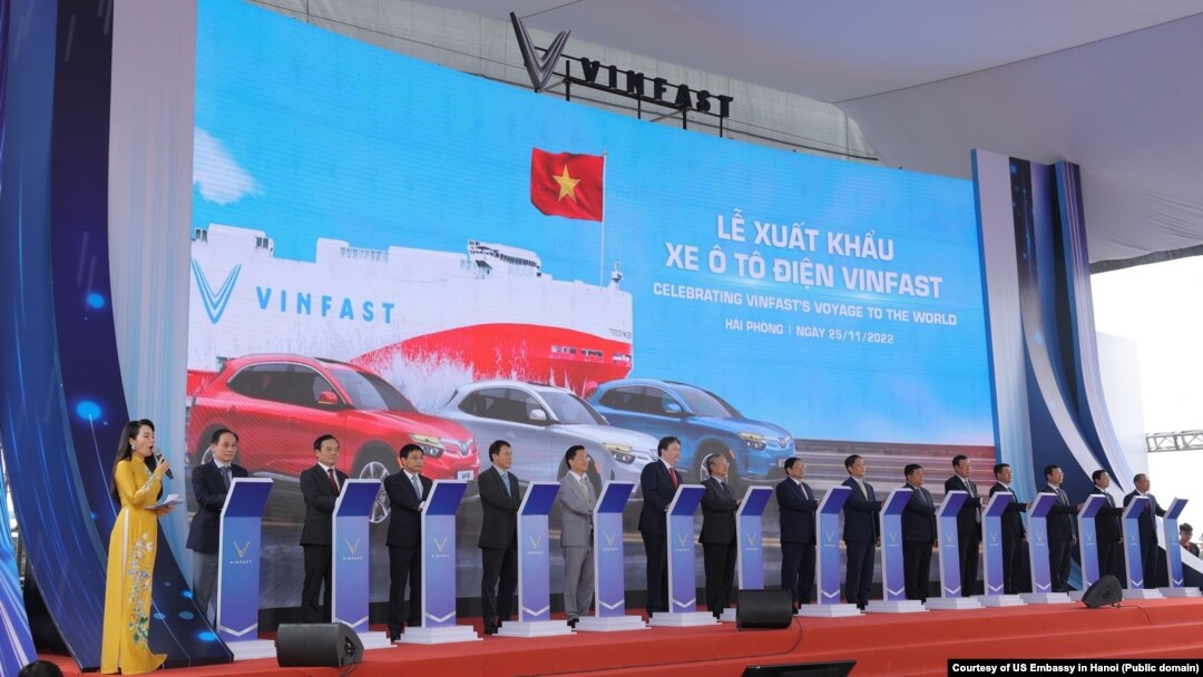 Đại sứ Mỹ Marc Knapper dự lễ xuất khẩu lô ô tô điện đầu tiên của VinFast sang Mỹ; Hải Phòng, 25/11/2022.