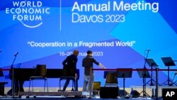সুইজারল্যান্ডের দাভোসে ওয়ার্ল্ড ইকোনমিক ফোরামের উদ্বোধনের প্রাক্কালে মঞ্চ তৈরি করা হচ্ছে। ( ১৫ জানুয়ারী, ২০২৩)