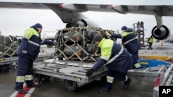 Radnici istovaruju pošiljku vojne pomoći u sklopu sigurnosne pomoći Sjedinjenih Američkih Država Ukrajini, u zračnoj luci Boryspil, Ukrajina, 11. februar 2022.