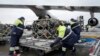 Sejumlah petugas di Bandara Boryspil, yang terletak di luar Kota Kyiv, Ukraina, mengeluarkan bantuan keamanan yang dikirim oleh AS untuk Ukraina pada 11 Februari 2022. (Foto: AP/Efrem Lukatsky)