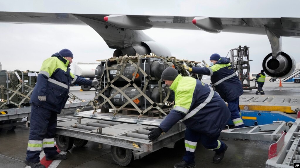 资料照片：工作人员在基辅城外的鲍里斯皮尔机场卸下来自美国的军援物资。(2022年2月11日)(photo:VOA)
