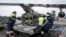 Trabajadores descargan un envío de ayuda militar entregado como parte de la asistencia de seguridad de EEUU a Ucrania, en el aeropuerto de Boryspil, en las afueras de Kiev, el 11 de febrero de 2022.