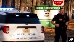 Petugas kepolisian mendatangi Sekolah Dasar Richneck di Newport News, Virginia, setelah insiden penembakan terjadi di sekolah tersebut pada 6 Januari 2023. (Foto: The Virginian-Pilot via AP/Billy Schuerman)