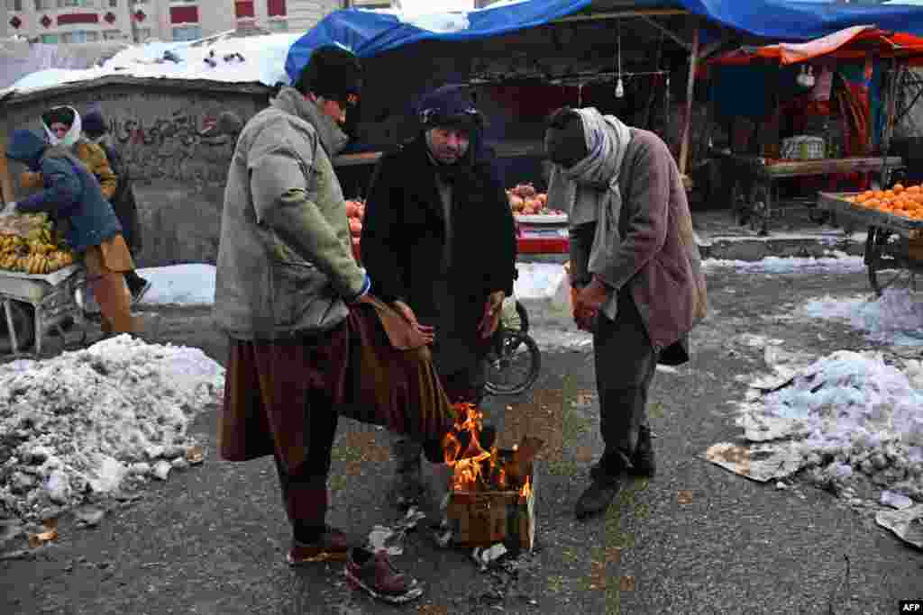 Bozor. Isinishga urinayotgan odamlar. Mozori-Sharif, Afg&#39;oniston.