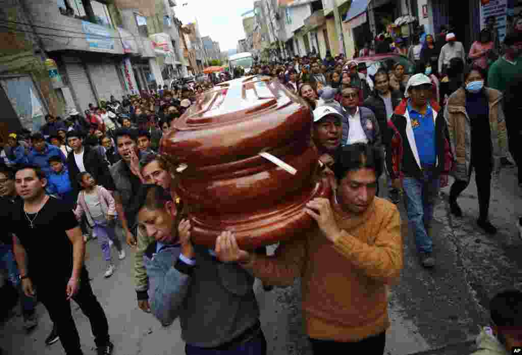 PERÚ -&nbsp;Este país culmina el año sumergido en una profunda crisis política y social que ha dejado al menos 22 fallecidos en las protestas violentas en varias regiones del país este diciembre. Luego del intento del expresidente Pedro Castillo de disolver el Congreso Nacional, fue destituido y apresado; asumió su segunda al mando, Dina Boluarte, que se convirtió así en la primera mujer en dirigir el país.