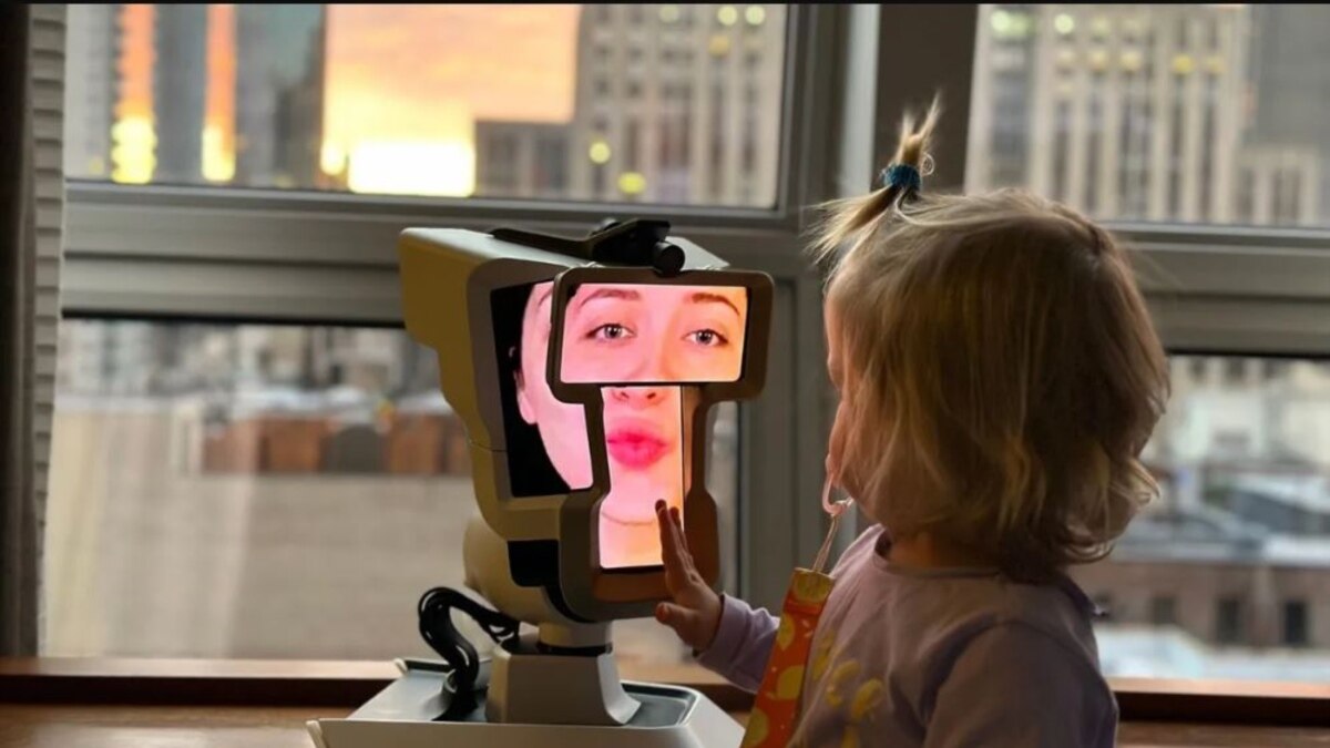 The video call features three-dimensional faces