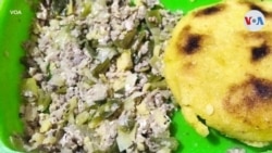 Desayuno que da el Programa de Alimentación Escolar (PAE) en Venezuela que consiste de sardina huevo y arepa. [Foto: Cortesía]