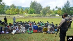 (ယခင်ပုံဟောင်း) အင်ဒိုနီးရှားနိုင်ငံ၊ အာချေးကမ်းခြေကို ၂၀၂၂ ခုနှစ်၊ ဒီဇင်ဘာ ၂၅ ရက်နေ့က ရောက်လာသည့် ရိုဟင်ဂျာ ဒုက္ခသည်များ။ 