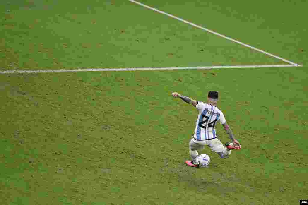 Milieu ya Argnetine #24 Enzo Fernandez azali kobeta ndembo na mongete na match na Pays=Bas na stade Lusail, 9 décembre 2022. (Photo by PATRICIA DE MELO MOREIRA / AFP)