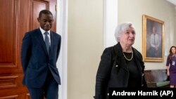 La secrétaire au Trésor des États-Unis, Janet Yellen, et son adjoint Wally Adeyemo, le 11 octobre 2022 à Washington.