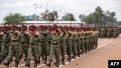 Un défilé militaire, ponctué de démonstrations de répliques à des attaques relativement inédites dans leur ampleur, a été organisé jeudi à Bangui, sous très haute sécurité dans ce pays en guerre civile depuis 2013