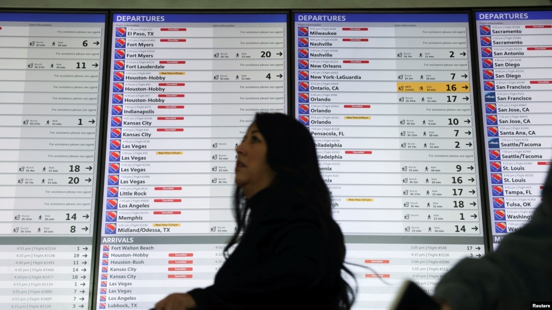 Табло вылета с десятками отмененных рейсов Southwest Airlines в аэропорту Далласа, 28 декабря 2022 года