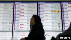 Layar yang menginformasikan jadwal keberangkatan pesawat terlihat menunjukkan sejumlah penerbangan yang dibatalkan di Bandara Dallas Love Field, Texas, pada 28 Desember 2022. (Foto: Reuters/Shelby Tauber)