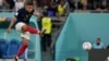 Kylian Mbappe dari Prancis menembak bola selama pertandingan sepak bola grup D Piala Dunia antara Prancis dan Denmark, di Stadion 974 di Doha, Qatar, Sabtu. (Foto: AP)