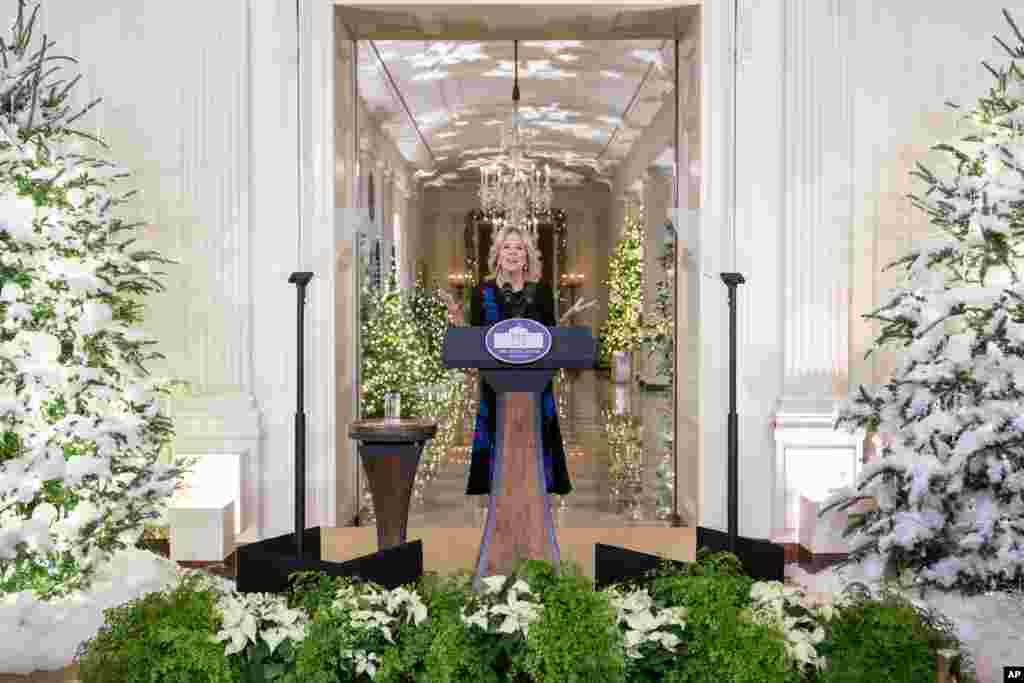 Американската прва дама Џил Бајден зборува на откривањето на овогодинешната празнична тема во Белата куќа и сезонскиот декор во источната соба во Белата куќа во Вашингтон.