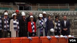 Представители городских властей и спортивных команд вместе с мэром Вашингтона Мюриел Баузер во время церемонии прощания со стадионом Роберта Фрэнсиса Кеннеди