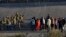 Militer AS menghentikan migran menyeberang ke El Paso, Texas, dilihat dari Ciudad Juarez, Meksiko, Selasa, 20 Desember 2022. (AP/Christian Chavez)