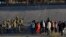 Milite Ameriken anpeche migran travese antre el Paso, Texas depi Ciudad Juarez, Meksik, 20 Desanm, 2022. 