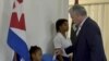 El presidente cubano Miguel Díaz-Canel vota en la primera vuelta de las elecciones municipales, el domingo 27 de noviembre de 2022, en La Habana, Cuba. [Foto: Omara Mederos vía AP]