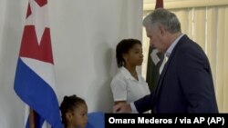 ARCHIVO - El presidente cubano Miguel Díaz-Canel vota en las elecciones municipales, en noviembre de 2022, en La Habana, Cuba.