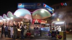 په ژمي کې په کراچۍ کې ګڼ خلک د سمندري خوړو لپاره کیماړی کوڅې ته ځي