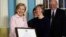 госсекретарь США Хиллари Клинтон вручает Трейси награду «За героизм»