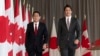 Perdana Menteri Kanada Justin Trudeau (kanan) dan Perdana Menteri Jepang Fumio Kishida berjalan bersama menuju area konferensi pers di Ottawa, pada 12 Januari 2023. (Foto: Adrian Wyld/The Canadian Press via AP)