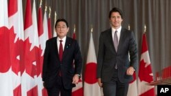 기시다 후미오(왼쪽) 일본 총리와 쥐스탱 트뤼도 캐나다 총리가 지난 1월 오타와에서 회담 직후 공동회견장에 들어서고 있다. (자료사진)