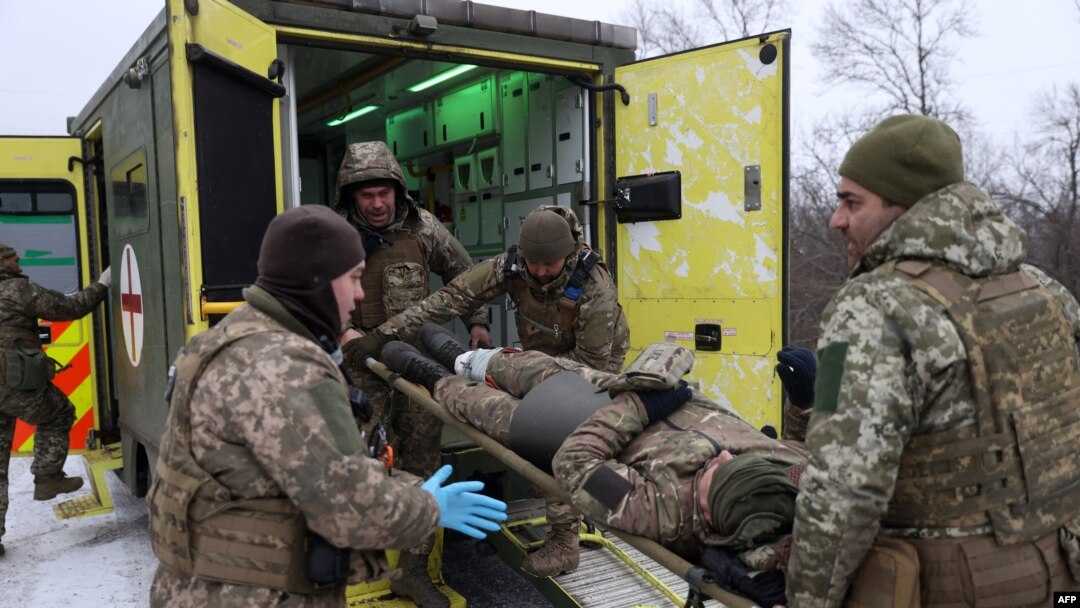 Abasirikare ba Ukraine bateruye mugenzi wabo wakomerekejwe n'igisasu