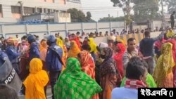 গাজীপুরে পুলিশ ও পোশাক শ্রমিকদের মধ্যে সংঘর্ষ