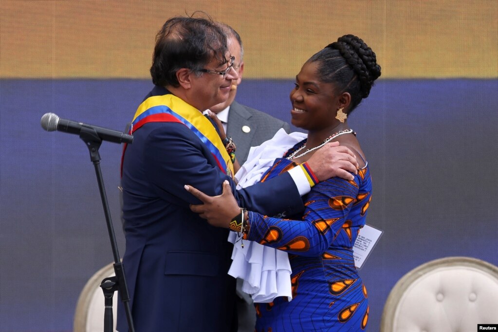 La vicepresidenta de Colombia, Francia Márquez, la primera mujer afrocolombiana en ostentar el cargo, y el presidente de Colombia, Gustavo Petro, se abrazan durante la ceremonia de posesión en la Plaza Bolívar, en Bogotá, Colombia, el 7 de agosto de 2022. 