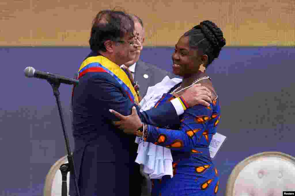 La vicepresidenta de Colombia, Francia Márquez, la primera mujer afrocolombiana en ostentar el cargo, y el presidente de Colombia, Gustavo Petro, se abrazan durante la ceremonia de posesión en la Plaza Bolívar, en Bogotá, Colombia, el 7 de agosto de 2022.&nbsp;