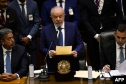 Rais wa Brazil Luiz Inacio Lula da Silva akitoa hotuba baada ya kuapishwa wakati wa sherehe za uzinduzi wa urais wake katika Bunge la Taifa mjini Brasilia, Jan. 1, 2023. (Photo by MAURO PIMENTEL / AFP)