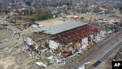 13일 미국 앨라배마주 셀마에서 토네이도로 파괴된 건물.