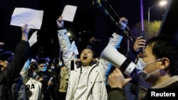 2022年11月28日，在新冠病毒疫情持續擴散之際，北京民眾為烏魯木齊火災遇難者守夜後，舉著白紙抗議中共當局的封控限制。