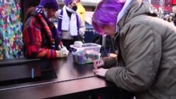 纽约街头立起“心愿墙” 人们祈愿2023能有“和平、爱和幸福”