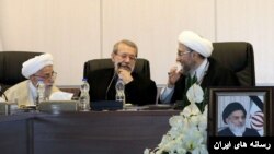 صادق آملی لاریجانی در کنار علی لاریجانی و احمد جنتی در یکی از جلسات مجمع تشخیص مصلحت نظام