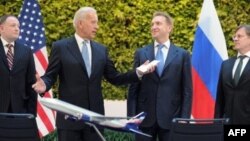 აშშ-ს ვიცე პრეზიდენტი ჯო ბაიდენი და რუსეთის პირველი ვიცე-პრემიერი იგორ შუვალოვი