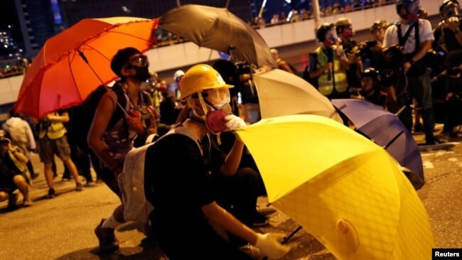 香港一名抗议者星期六(9月28日)在立法会外抗议。路透社