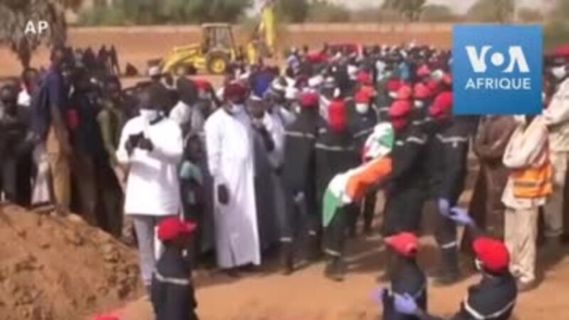 Inhumation de 20 enfants tués par le feu d'une école au Niger