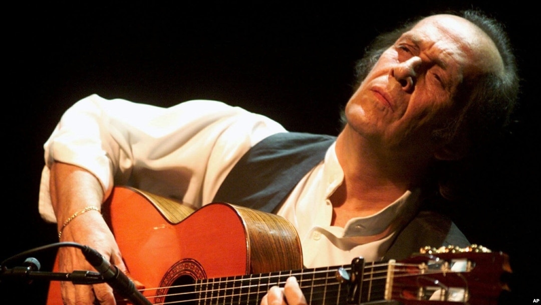 Gitaris Spanyol Paco de Lucia saat tampil di panggung Stravinski Hall dalam Montreux Jazz Festival ke- 35th di Montreux, Swiss (Foto: dok).