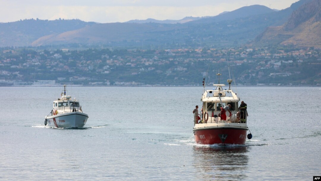 Sebuah kapal Penjaga Pantai dan sebuah kapal pemadam kebakaran Italia mencari enam orang lainnya yang hilang setelah menemukan korban akibat perahu layar yang tenggelam di lepas pantai Porticello, barat laut Pulau Sisilia, 19 Agustus 2024. (Igor Petyx / ANSA / AFP)