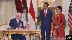 Wakil Presiden AS Mike Pence bersama istri, Karen mengisi buku tamu di Istana Merdeka disaksikan Presiden Jokowi dan Ibu Iriana. Kamis 20/4/2017