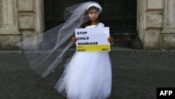 Une jeune actrice joue le rôle de Giorgia, 10 ans, forcée d'épouser Paolo, 47 ans, lors d'un happening organisé par Amnesty International pour dénoncer le mariage des enfants, le 27 octobre 2016 à Rome.