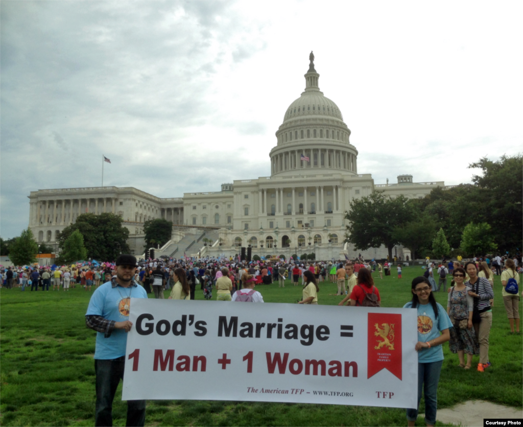 Para pendukung pernikahan tradisional atau anti pernikahan sejenis, melakukan unjuk rasa di depan Gedung Capitol, Washington DC.