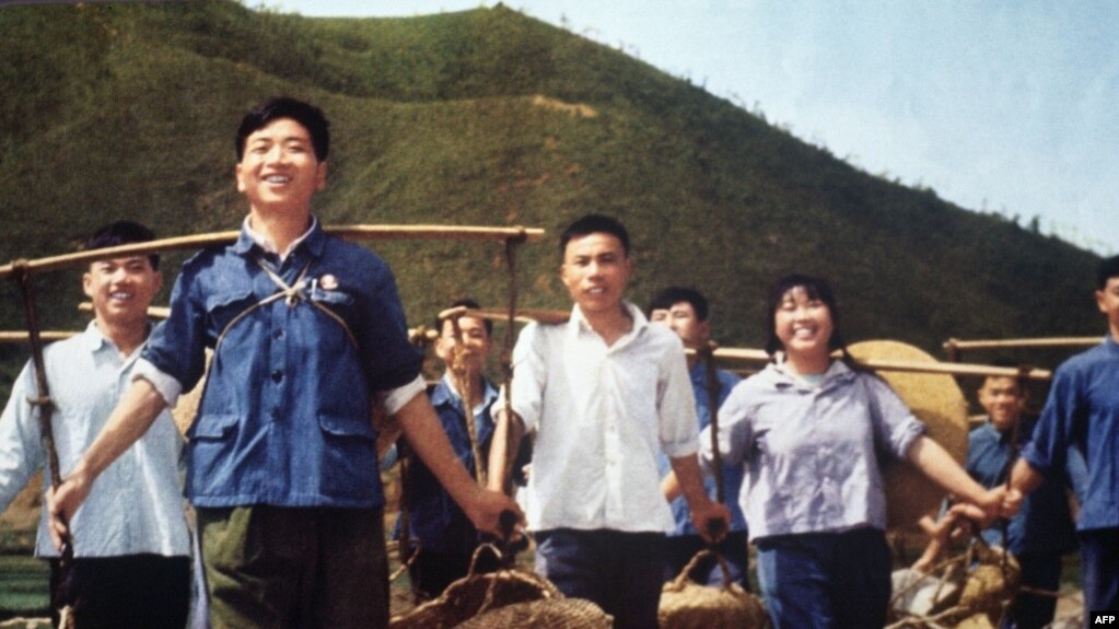资料照：中国1971年发布的照片显示中学红卫兵响应毛泽东发出的知识青年上山下乡的号召。(photo:VOA)
