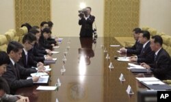 지난 17일 시진핑 특사로 북한을 방문한 쑹타오 중국 공산당 대외연락부장(왼쪽 네번째)이 최룡해 북한 노동당 부위원장(오른쪽 두번째)과 평양 만수대 홀에서 만나 회담을 가졌다.