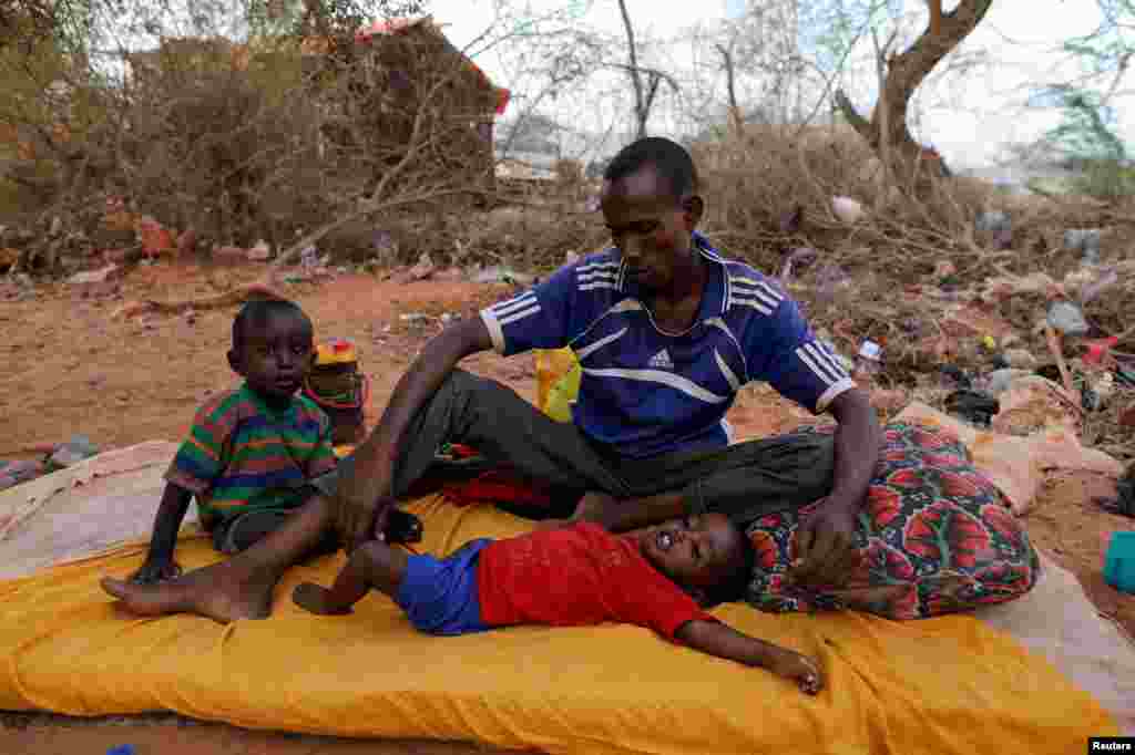 Abaa ijoollee isaa wajjiin qarqaarsa nyaataa eeggachaa jiru, Dolloo Somaaliyaa, Ebla 3, 2017