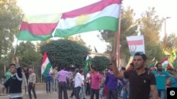 Kurdên li bajarê Kobanê bi ala Kurdî û rengên netewî xwepêşandanê dikin