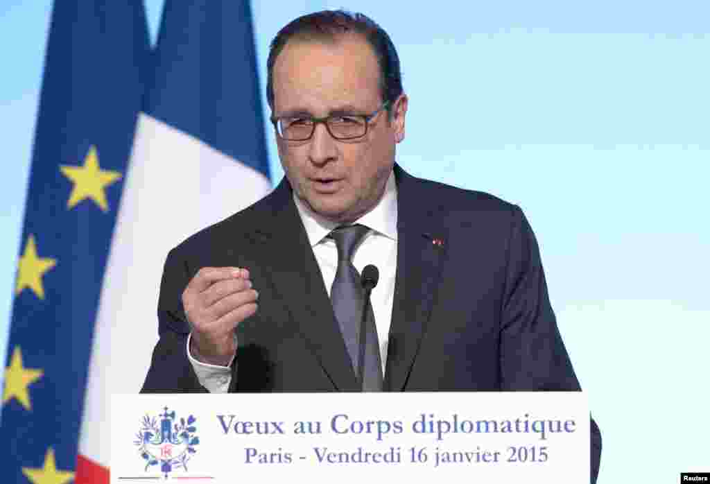 Presiden Perancis Francois Hollande menyampaikan pidato kepada para duta besar negara asing dalam upacara harapan Tahun Baru di Istana Elysee di Paris (16/1). ​(Reuters/Jacques Brinon)